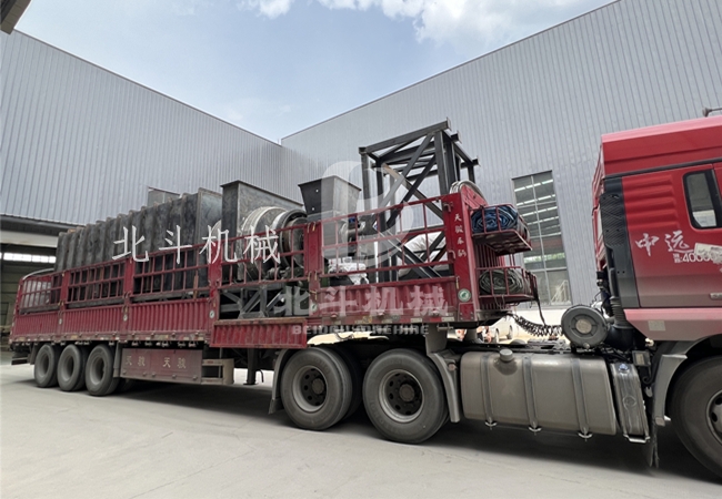 褐煤香蕉视频污版生产线机械顺利装车发往云南