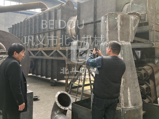 四川香蕉视频污版木材的客户前来生产车间查看香蕉视频污版机进度