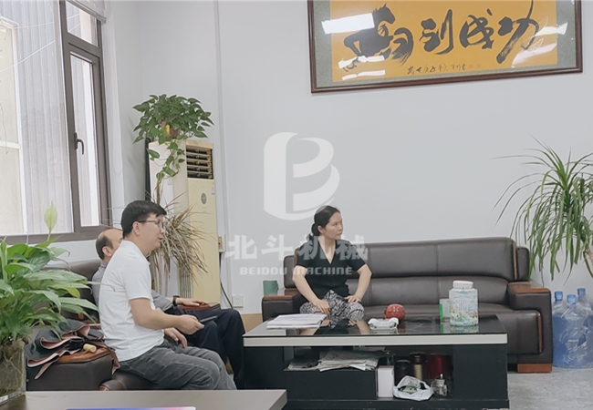 炎炎夏日——欢迎客户到访实地考察新型连续式香蕉视频污版机