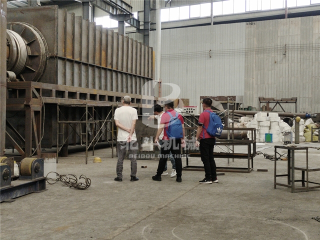 客户参观新型连续式稻壳香蕉视频污版机制造现场