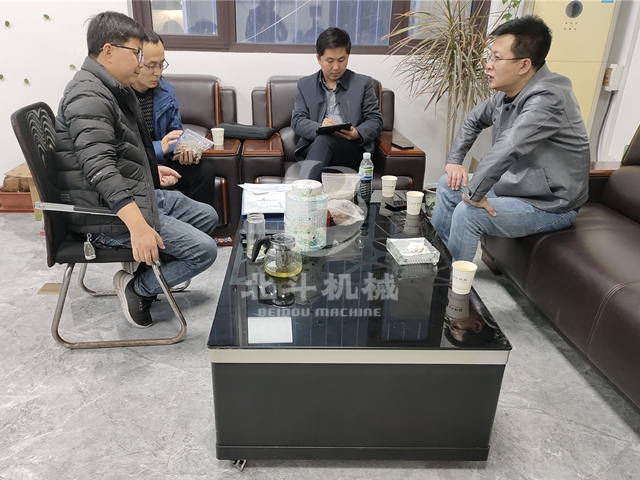 山西考察团洽谈枣壳香蕉视频污版机合作事宜的现场