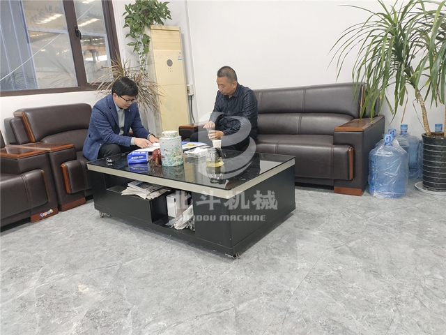 客户和我公司经理就板栗果壳香蕉视频污版机进行洽谈