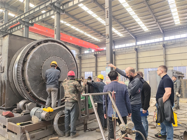 俄罗斯客户不远万里来我厂了解多功能连续香蕉视频污版机