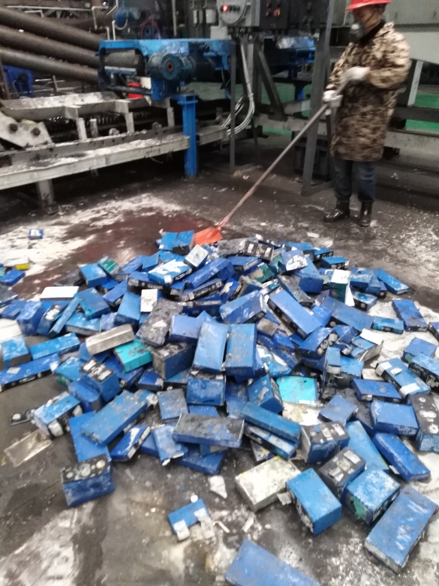 锂电池香蕉视频污版裂解回收生产线智能化的生产现场