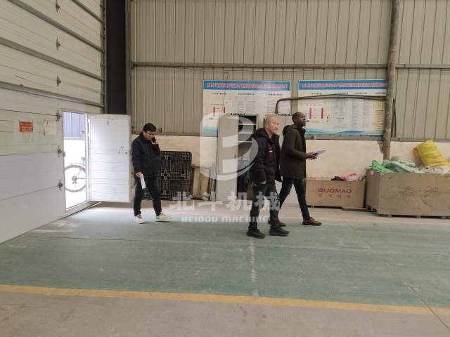 香蕉视频在线观看下载机械迎接客户参观,连续式香蕉视频污版机背后的合作与交流