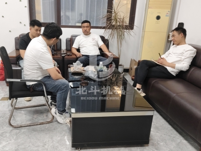 让设备发声,客户来我厂考察新型香蕉视频污版机