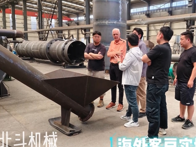 美国采购商的香蕉视频污版机考察之行