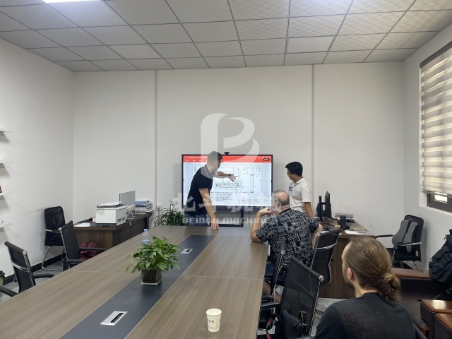 外国客户远道而来,我公司人员与客户细致对接