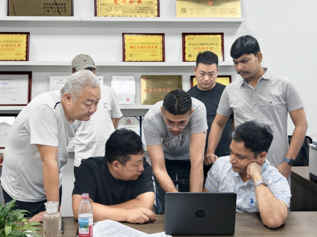 设备验收:印度客户来厂核查香蕉视频污版机质量