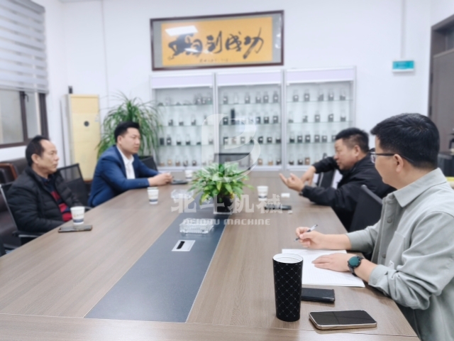 用心接待来访客户 专业讲解生产工艺